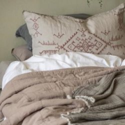 Ib Laursen Pude med broderi