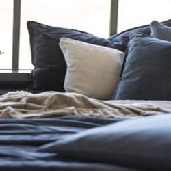 Ib Laursen Pude i velour, historical blue